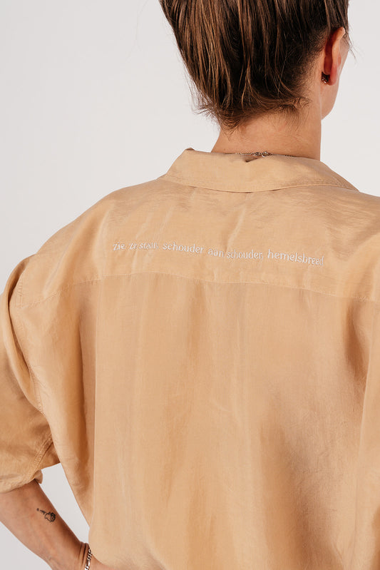 Hemd — zie ze staan, schouder aan schouder, hemelsbreed