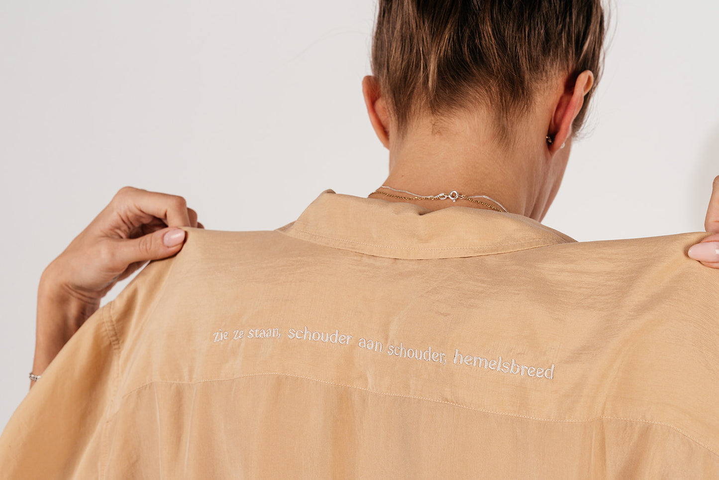 Hemd — zie ze staan, schouder aan schouder, hemelsbreed